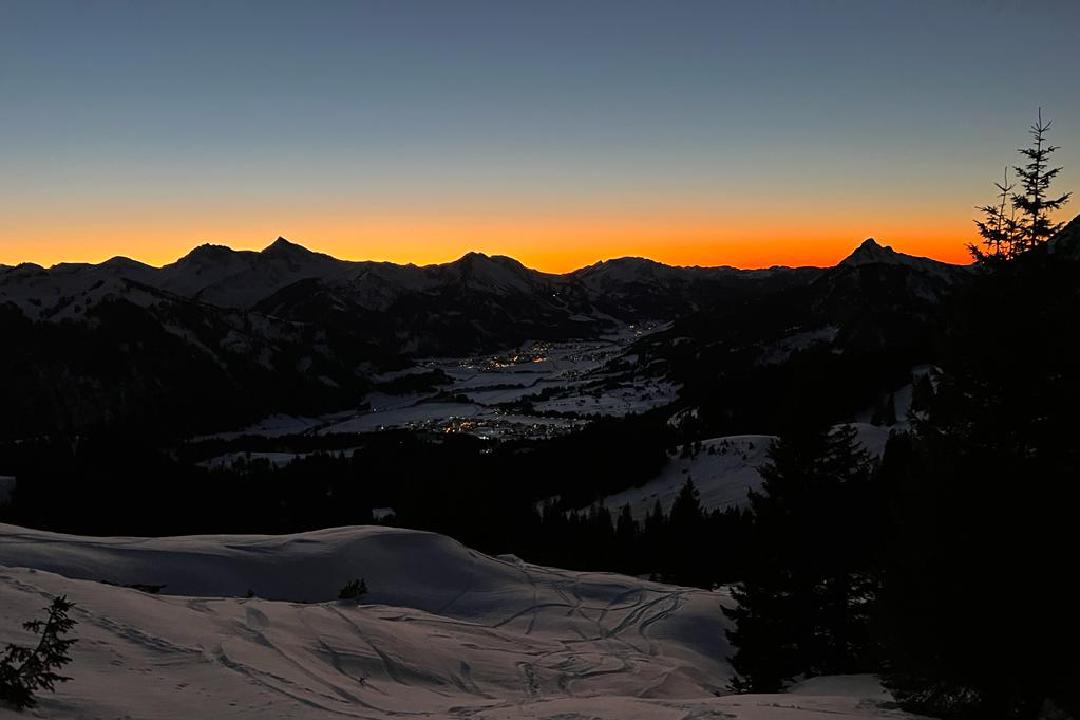 Blick ins Tal bei Dämmerung