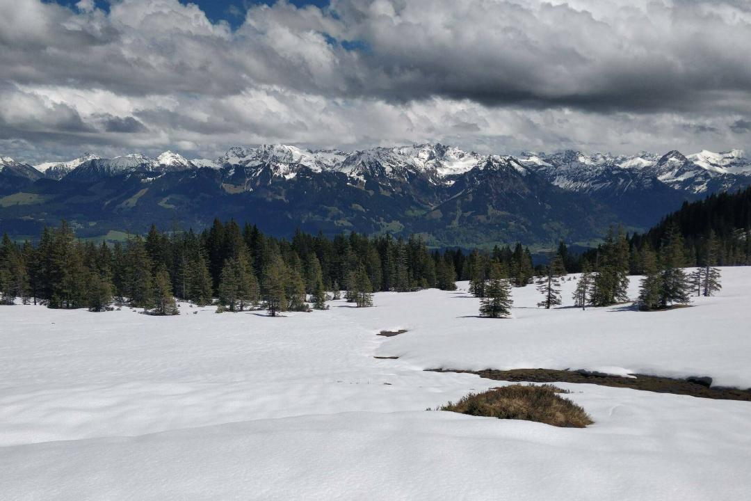 Ausblick auf gegenüberliegende Bergkette und Schneedecke im Vordergrund