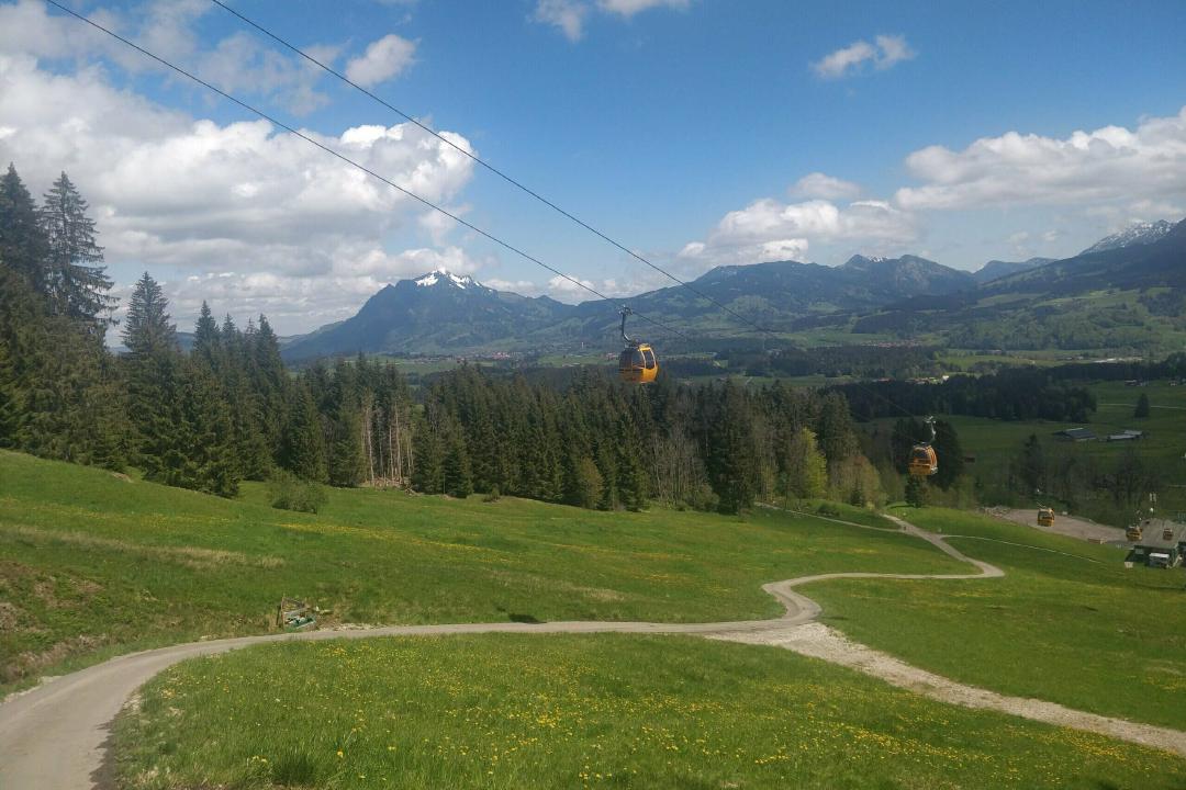 Die Hörnerbahn mit Grüntem im Hintergrund