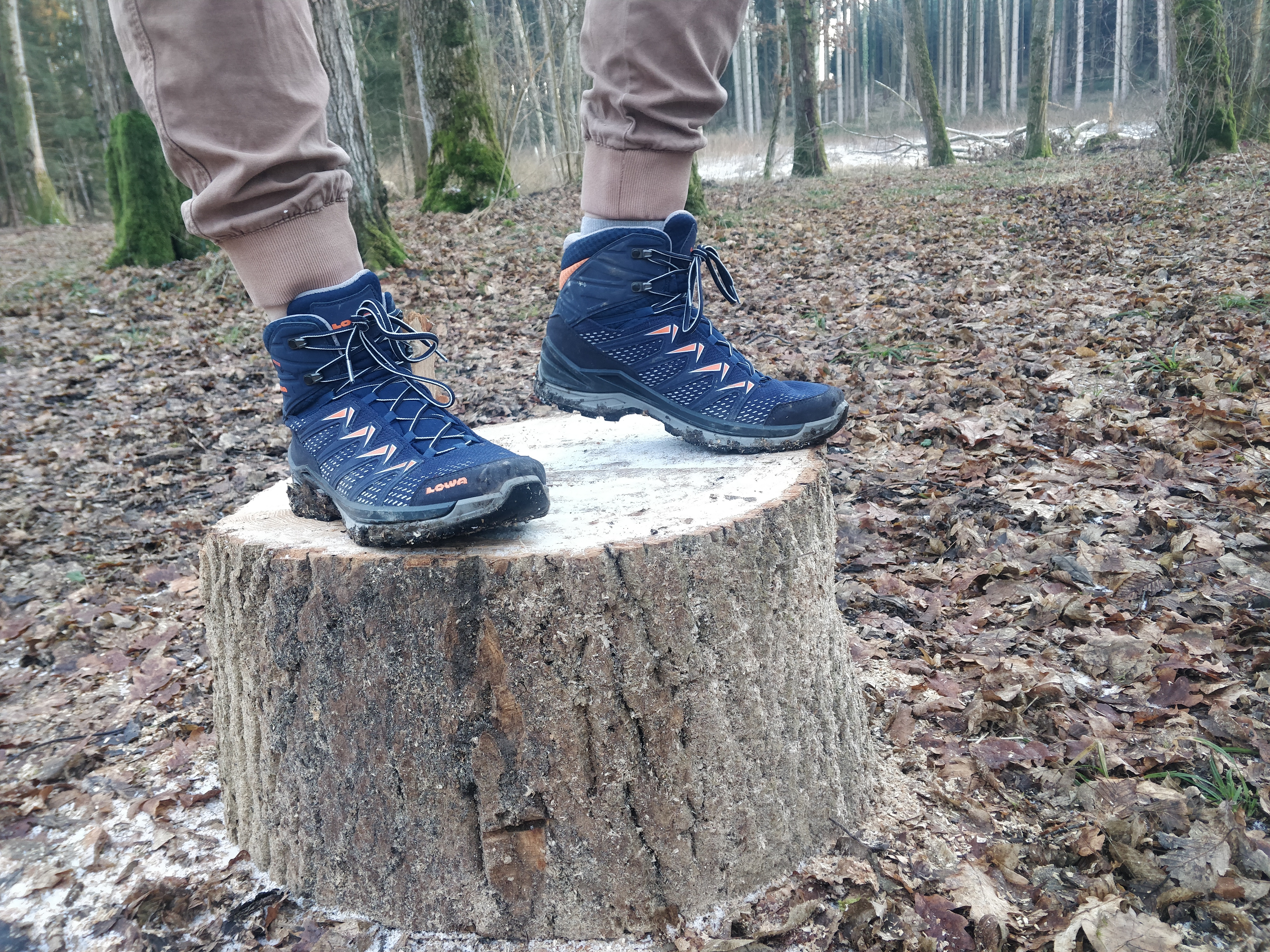 Mit den neuen Wanderschuhen in den Wald. Dabei dürfen die neuen Schuhe ruhig dreckig werden.