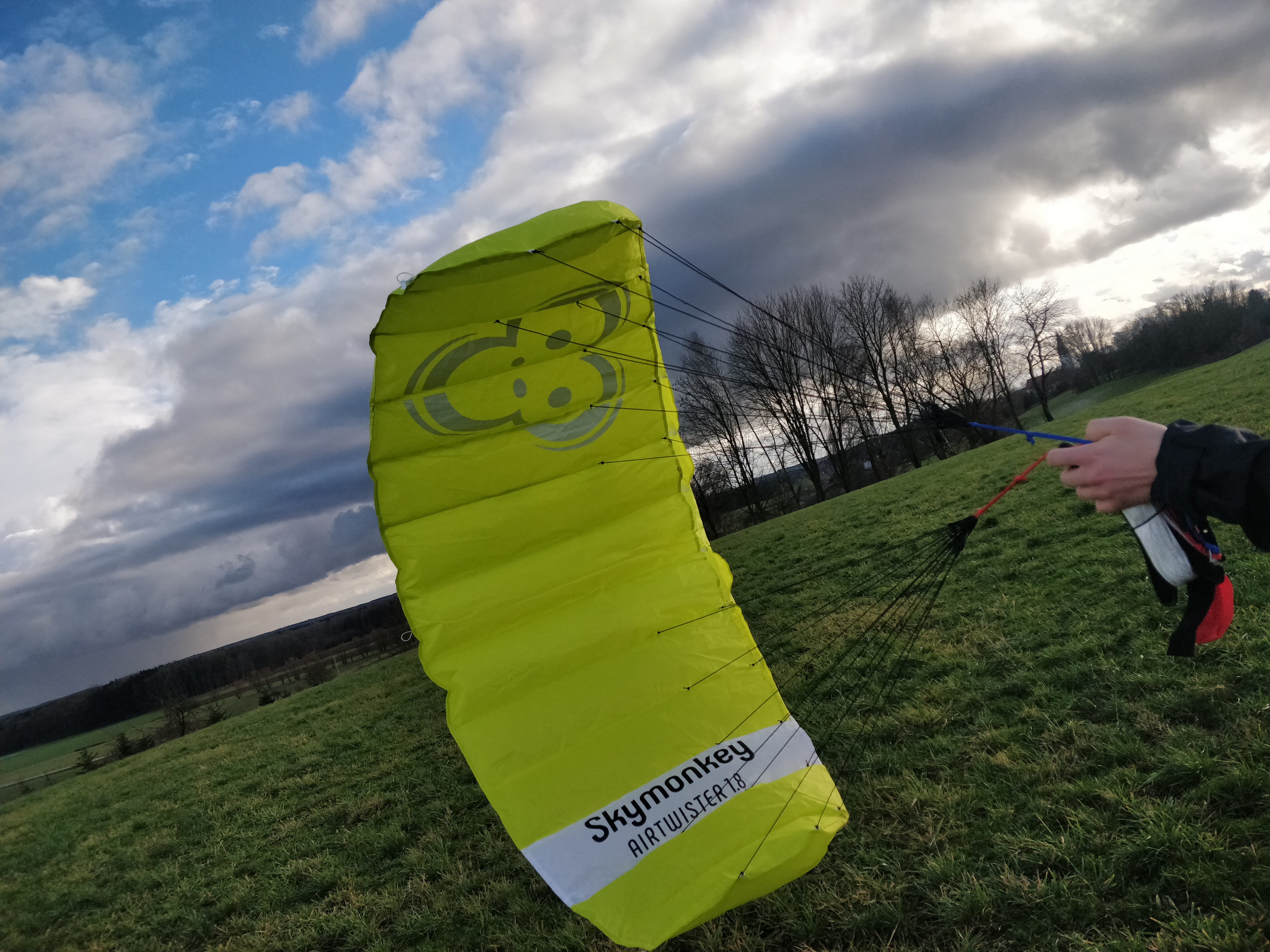 Eine Lenkmatte mit einer Spannweite von 1,80 Meter, einfach zu fliegen für Einsteiger. Geeignet für Windstärken 2-6.