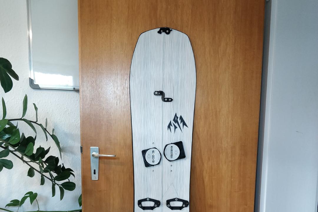 Splitboard zusammengebaut mit Pucks, aber ohne Bindung.